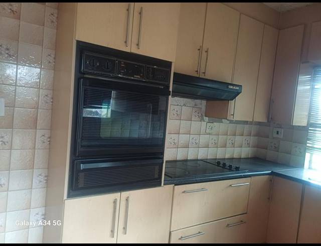 6 BEDROOM HOUSE FOR SALE IN BIRCHLEIGH NORTH